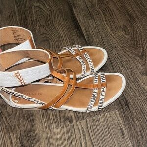 Coach women’s Nillie Tan and White Sandals with Braided Straps size 7